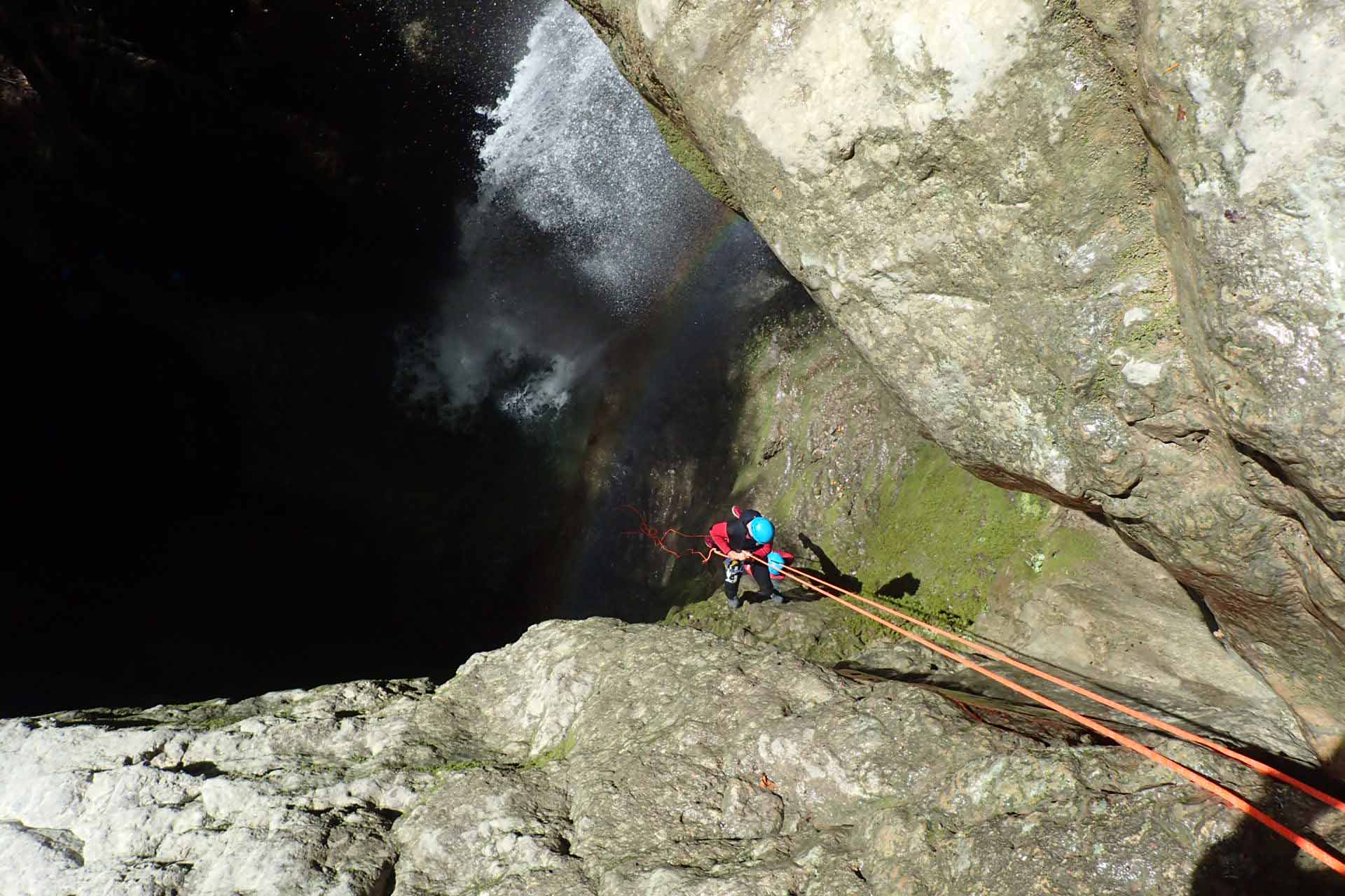 rappel dans un des meilleurs canyoning d'annecy