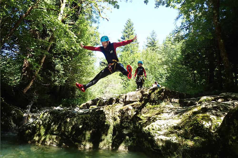 homme qui saute dans un canyon massif des bauges