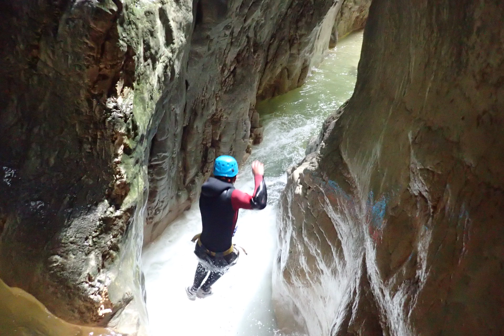 saut dans un bief canyon massif des bauges