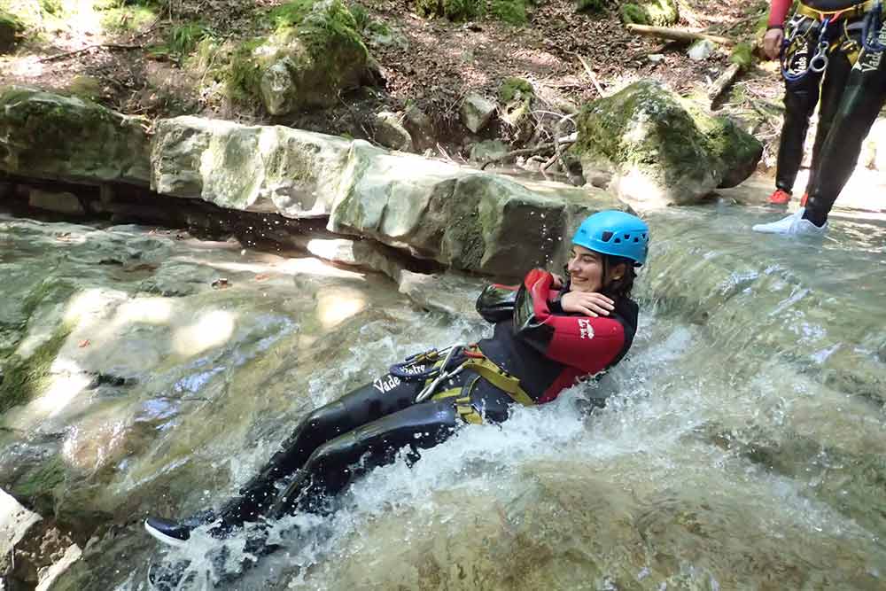 femme qui glisse dans un canyon a proximite de geneve