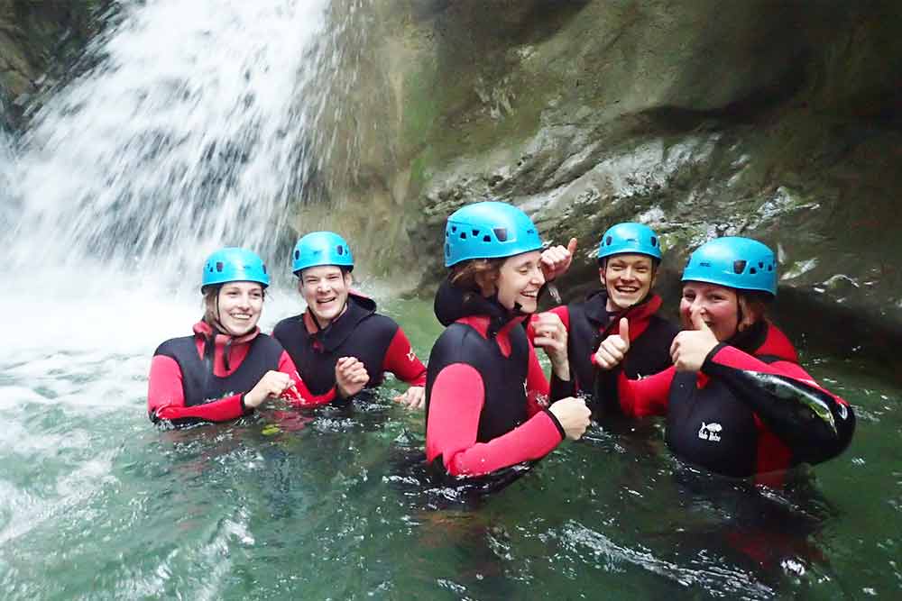 groupe qui s'amuse en canyoning les menuires val thorens