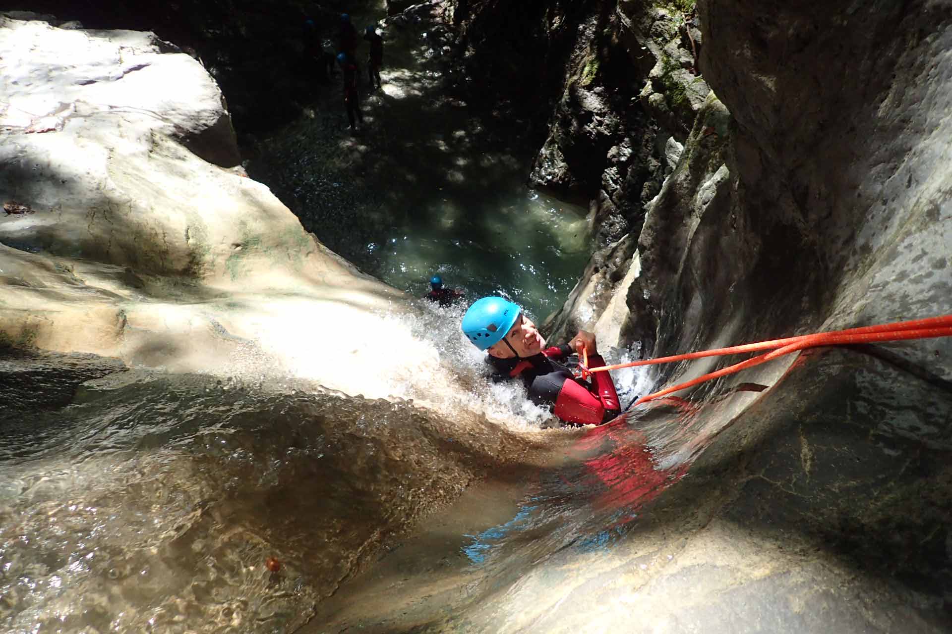 descente d'une homme en rappel en canyoning a doussard