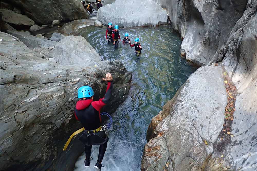 enfant qui saute en canyon aux menuires
