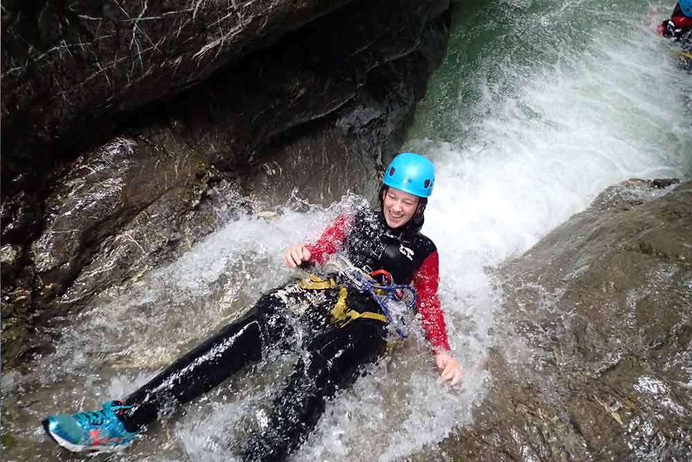 femme qui descend une cascade en canyon les menuires let les belleville