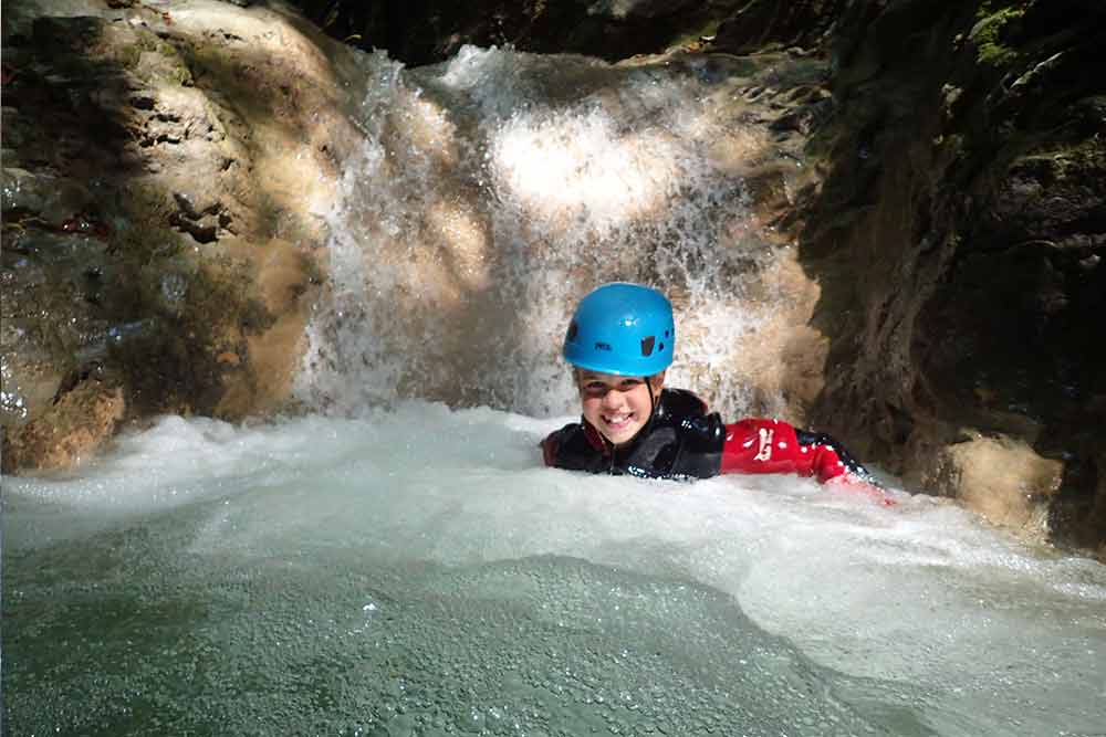 enfant dans l'eau canyoning courchevel meribel