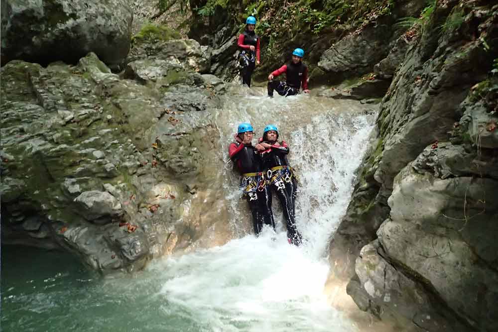 deux hommes en canyoning aux arcs bourg saint maurice