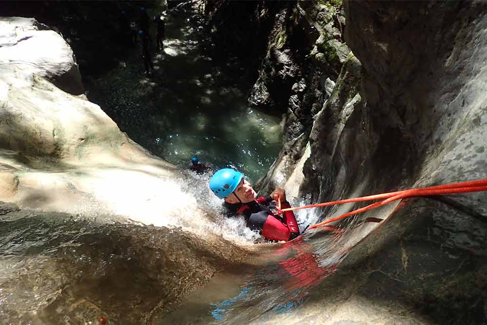 homme dans cascade de canyoning courchevel