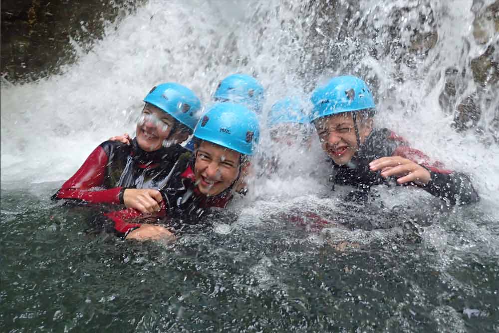 famille qui fait du canyoning aux arcs et à bourg saint maurice