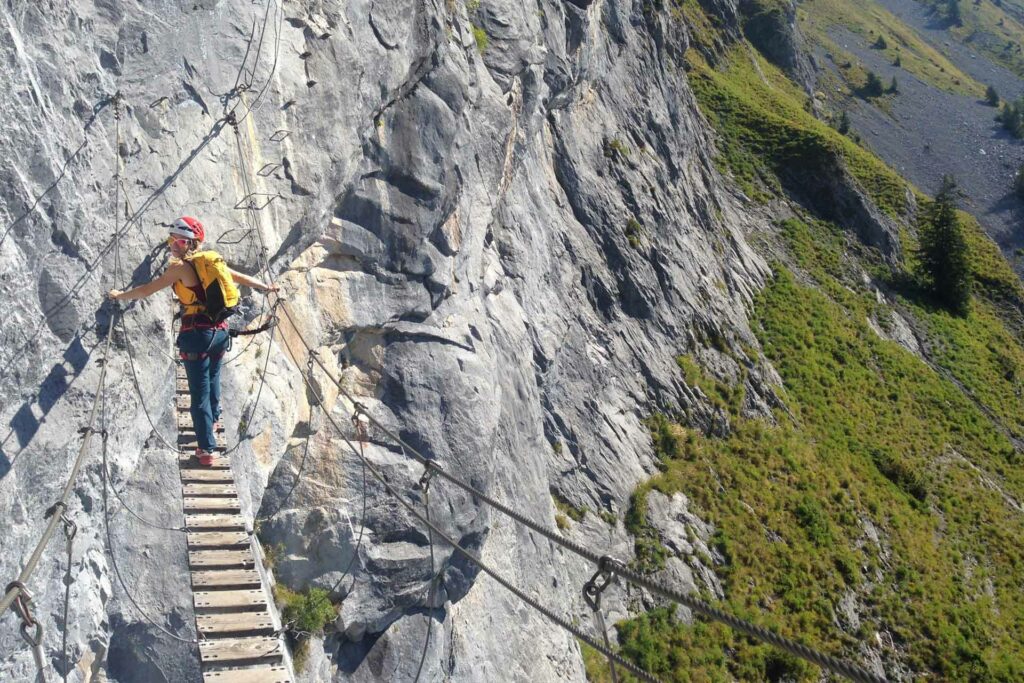 femme en via ferrata annecy