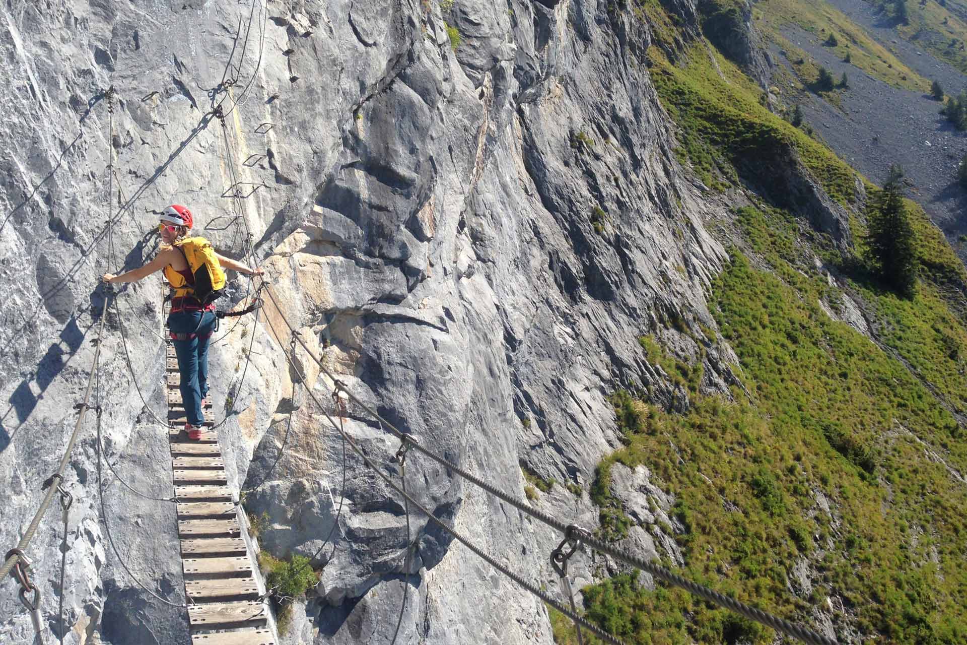 femme en via ferrata annecy