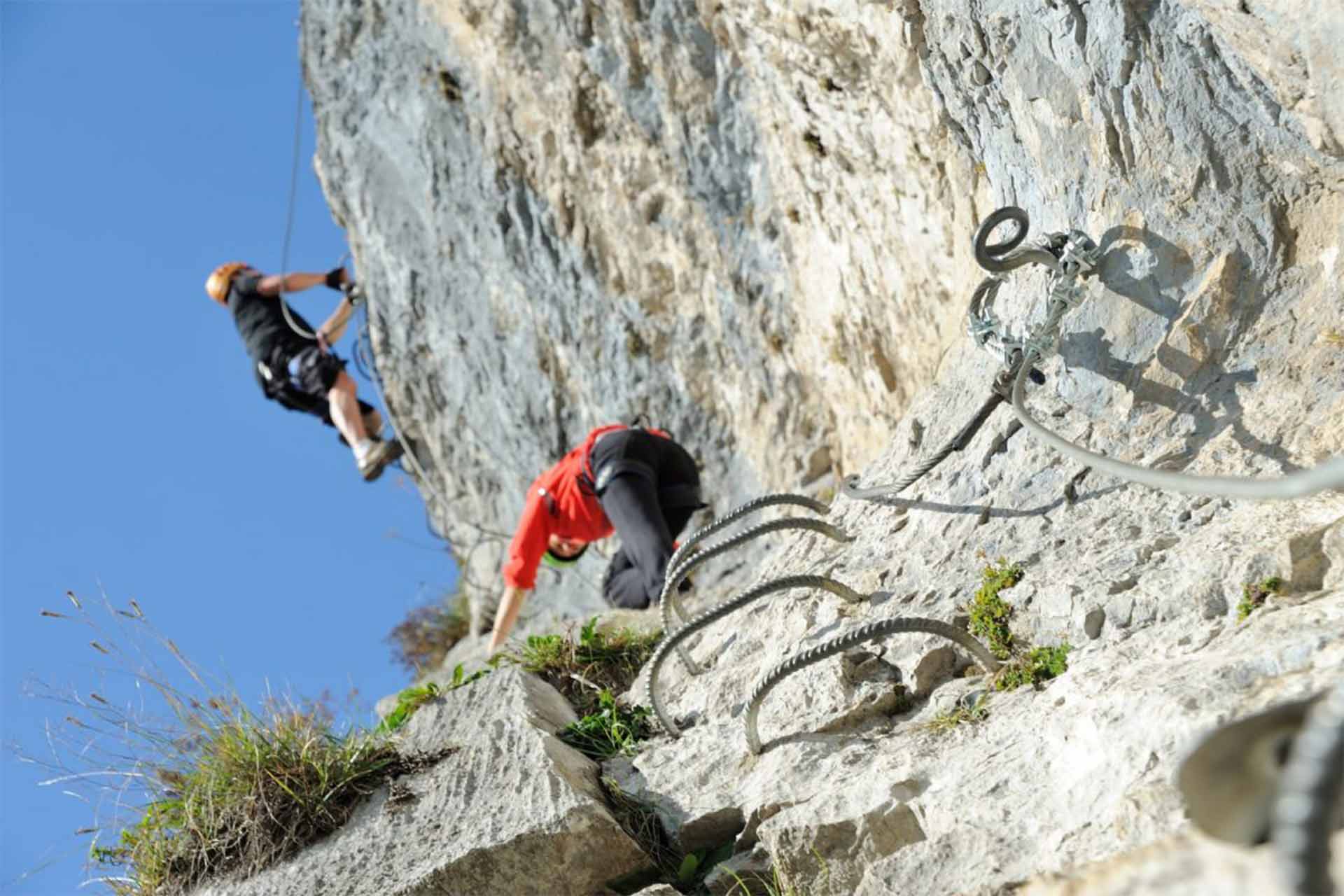 grimpeur a la via ferrata de thones proche d annecy