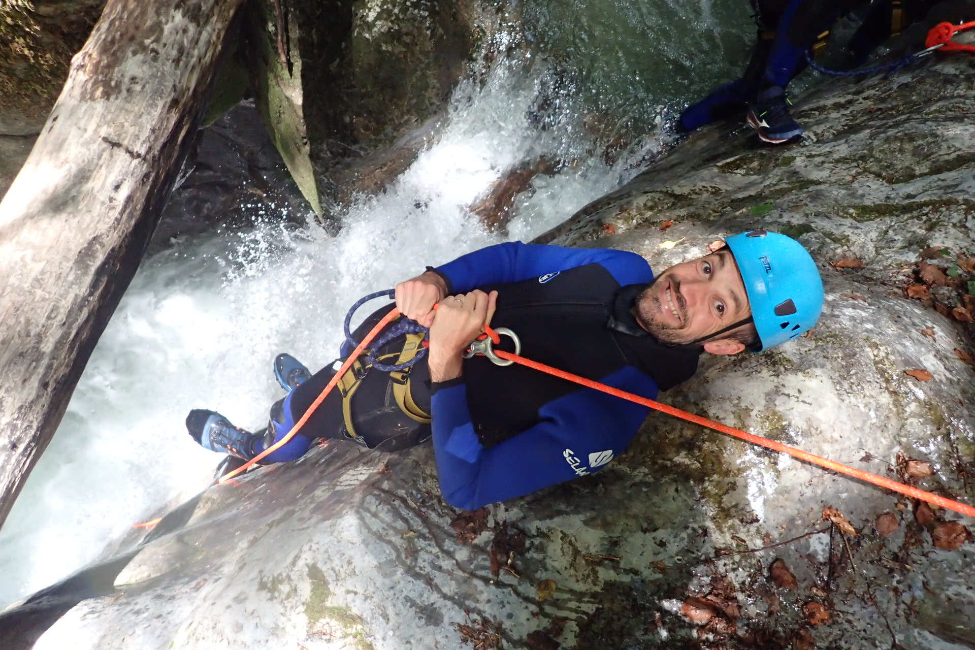 homme en rappel en canyoning savoie grand revard