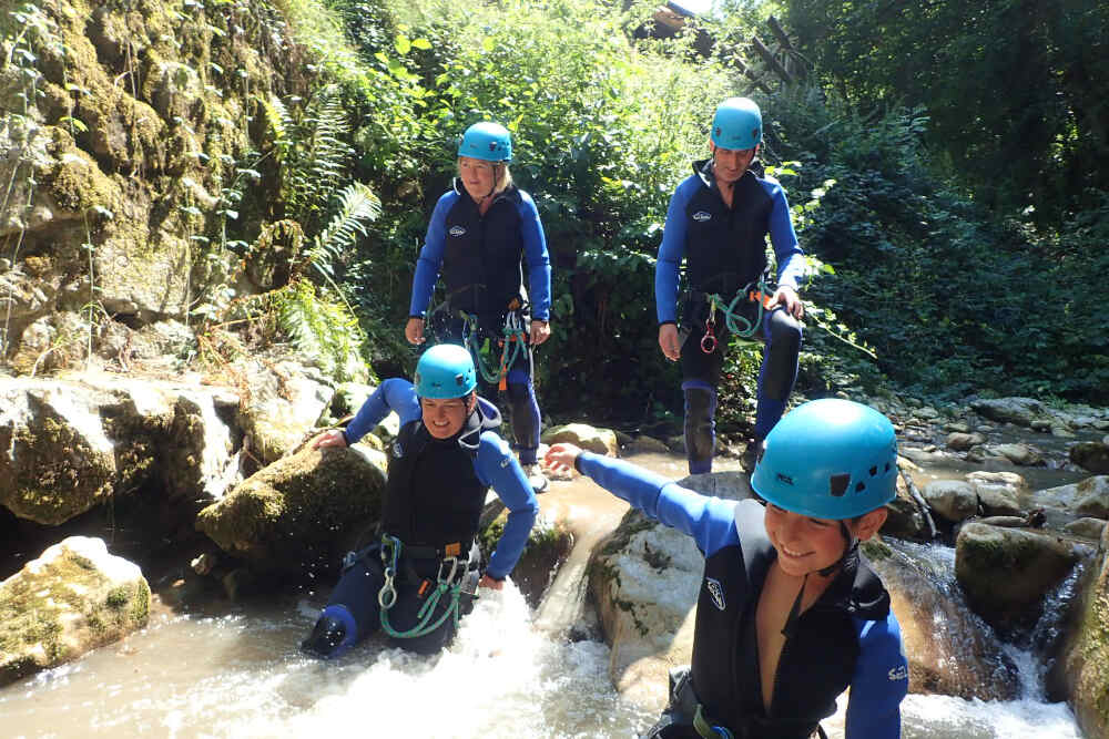 famille en canyoning à savoie grand revard