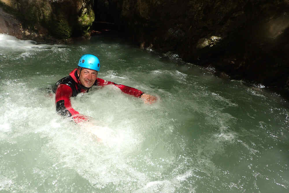 homme qui nage cascade canyoning savoie grand revar