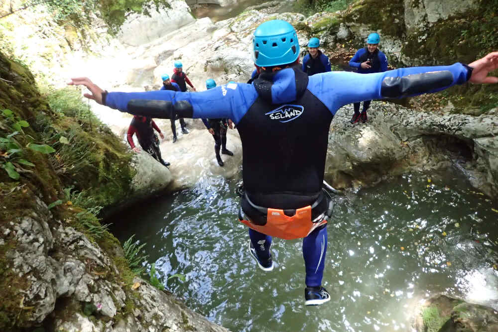 saut en canyoning a savoie grand revard