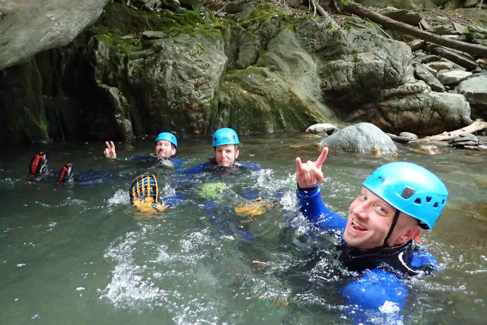 groupe qui nage dans un canyoning la plagne