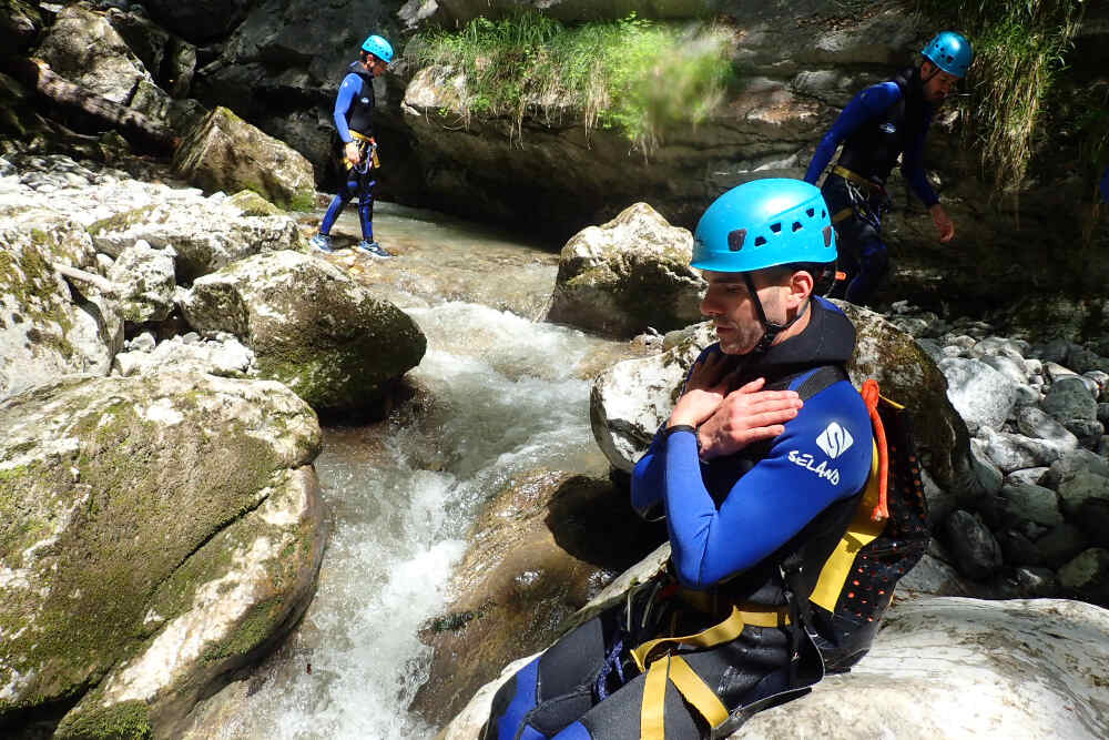 homme qui descend un toboggan en canyoning a la plagne