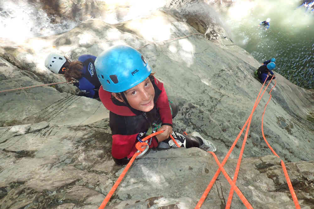 enfant qui descend en rappele canyoning famille annecy