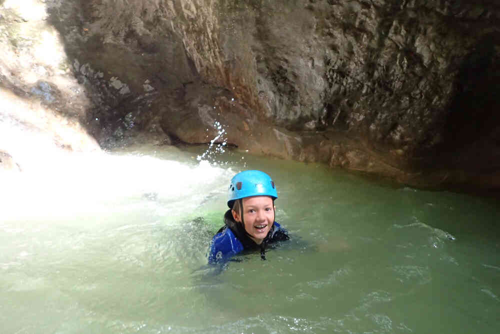 enfant qui nage canyoning famille annecy