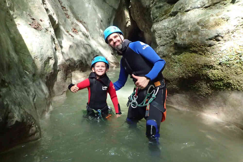 enfant cascade canyoning annecy