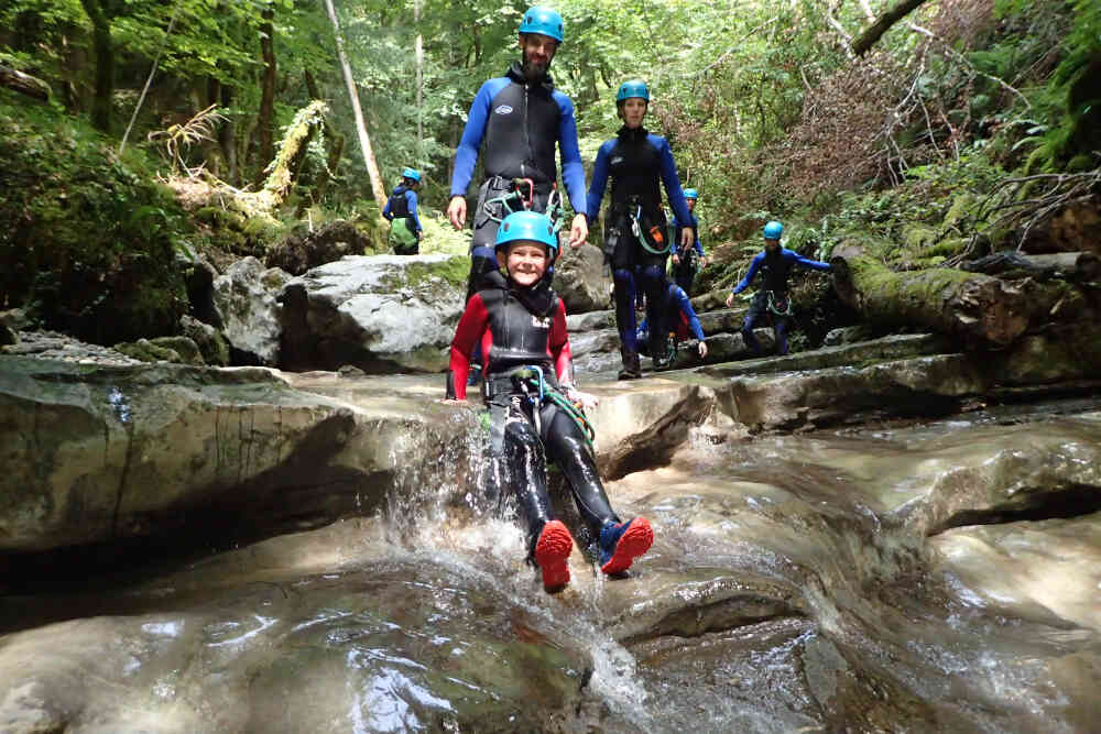 famille en canyoning à annecy