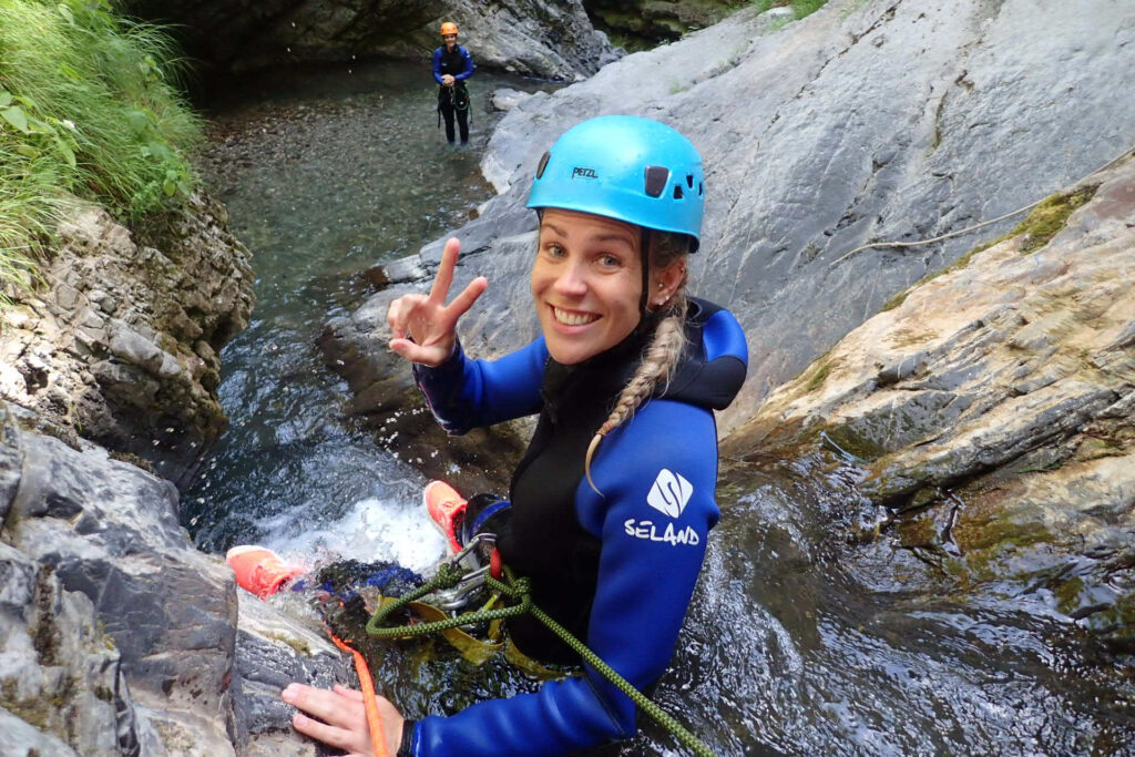 femme qui fait du canyoning a la plagne