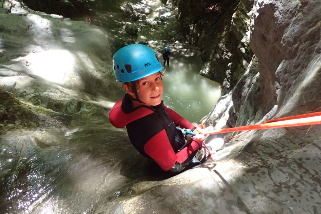 enfant en canyoning a saint jorioz