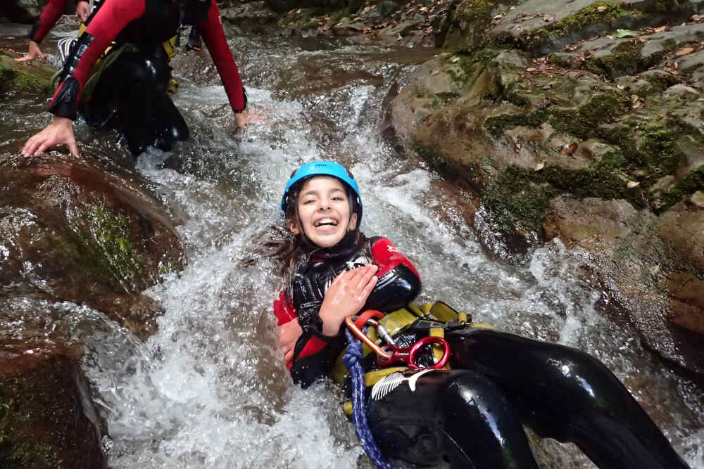 fille toboggan canyoning saint jorioz