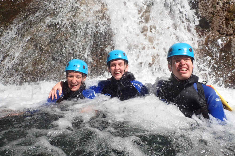 famille en canyoning a la plagne