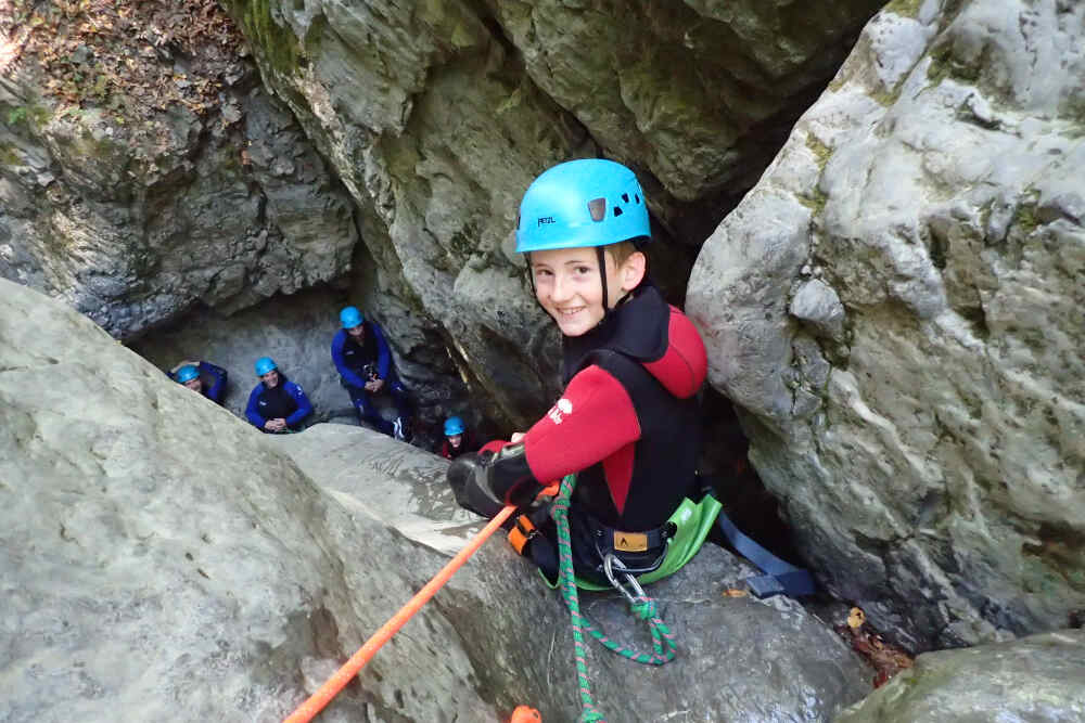 enfant qui descend en rappel en canyoning famille annecy