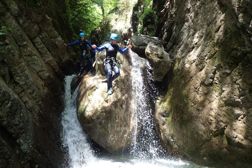 femme qui saute canyoning la plagne paradiski