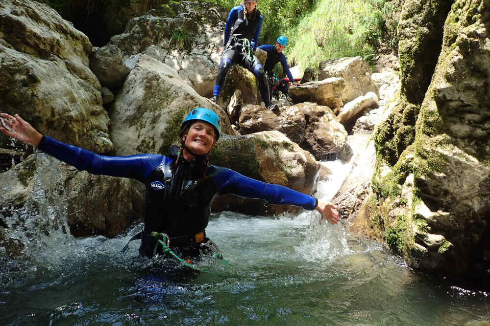 femme qui marche dans un canyon à la plagne