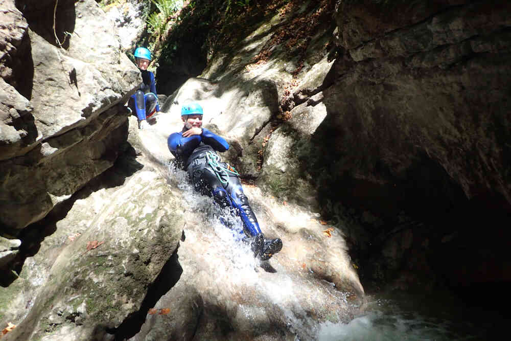 homme qui fait une glissade canyoning saint jorioz