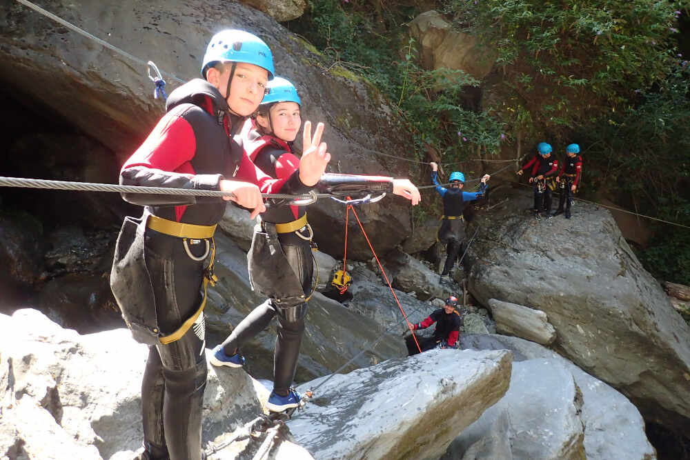 groupe de jeune sur passerelle canyoning eau rousse