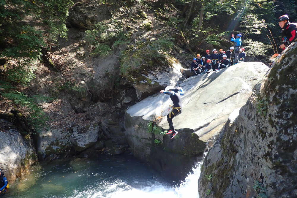 jeune qui saute en canyon a l'eau rousse