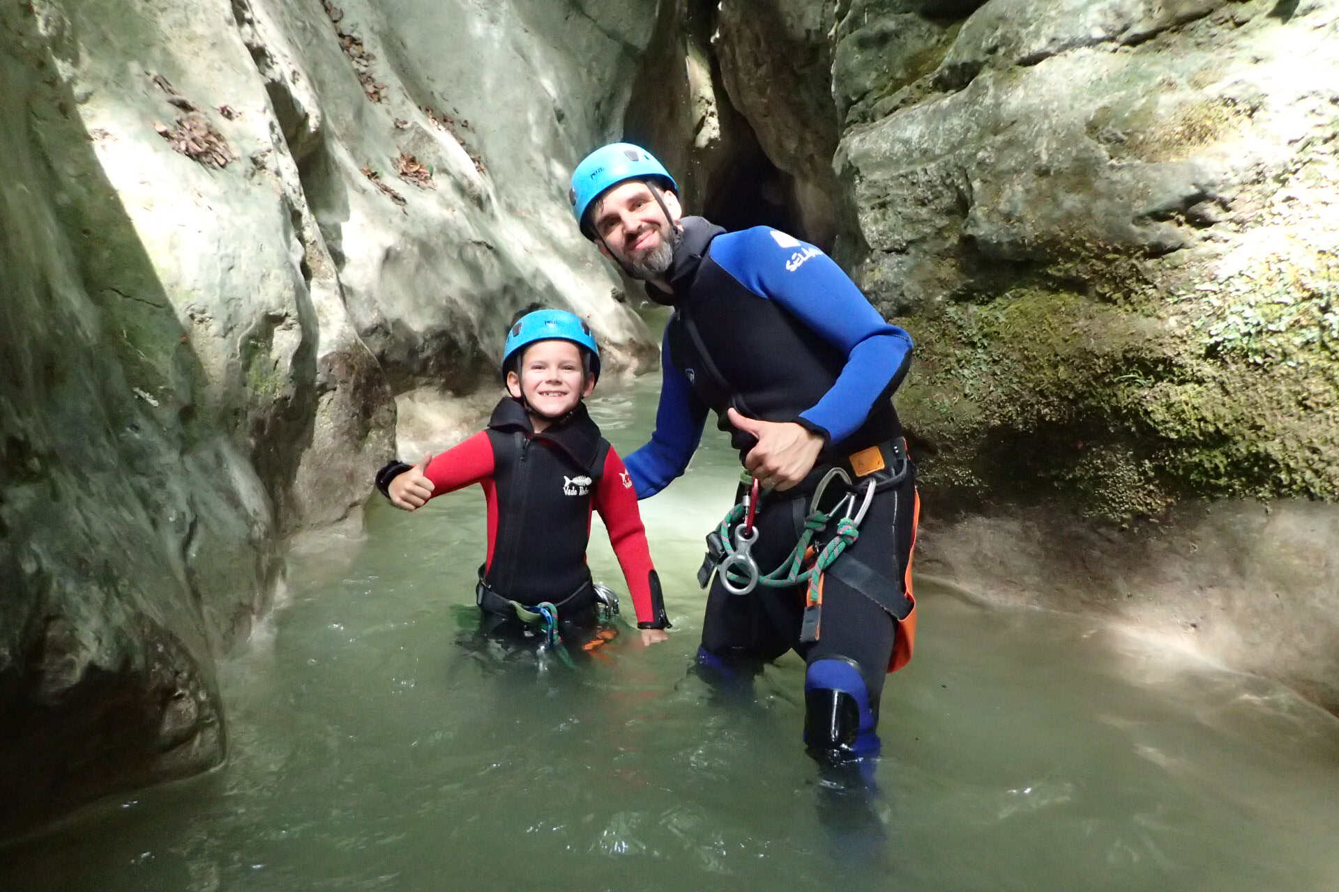 Enfant avec son père canyoning annecy