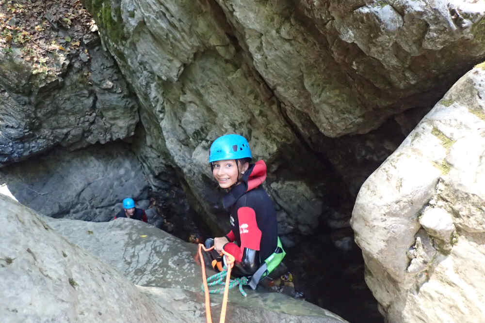 jeune enfant en rappel en canyoning a annecy