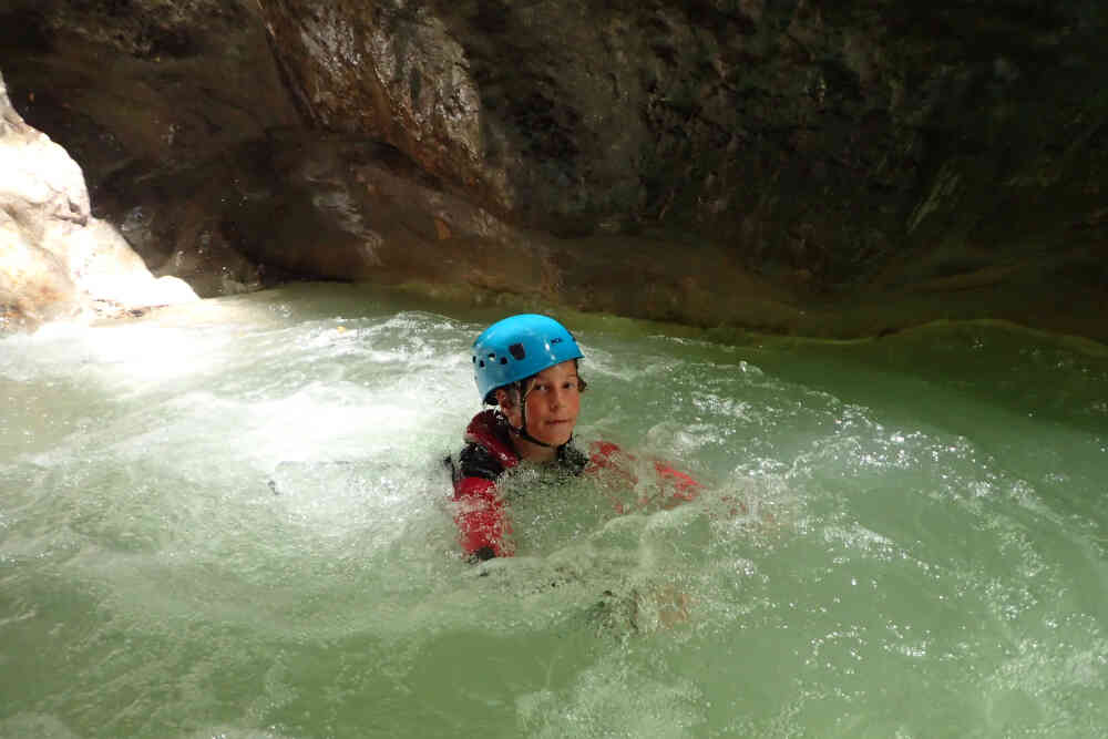 enfant qui nage en canyoning a annecy