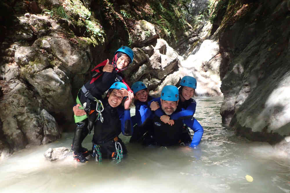 famille avec enfants en canyoning a annecy