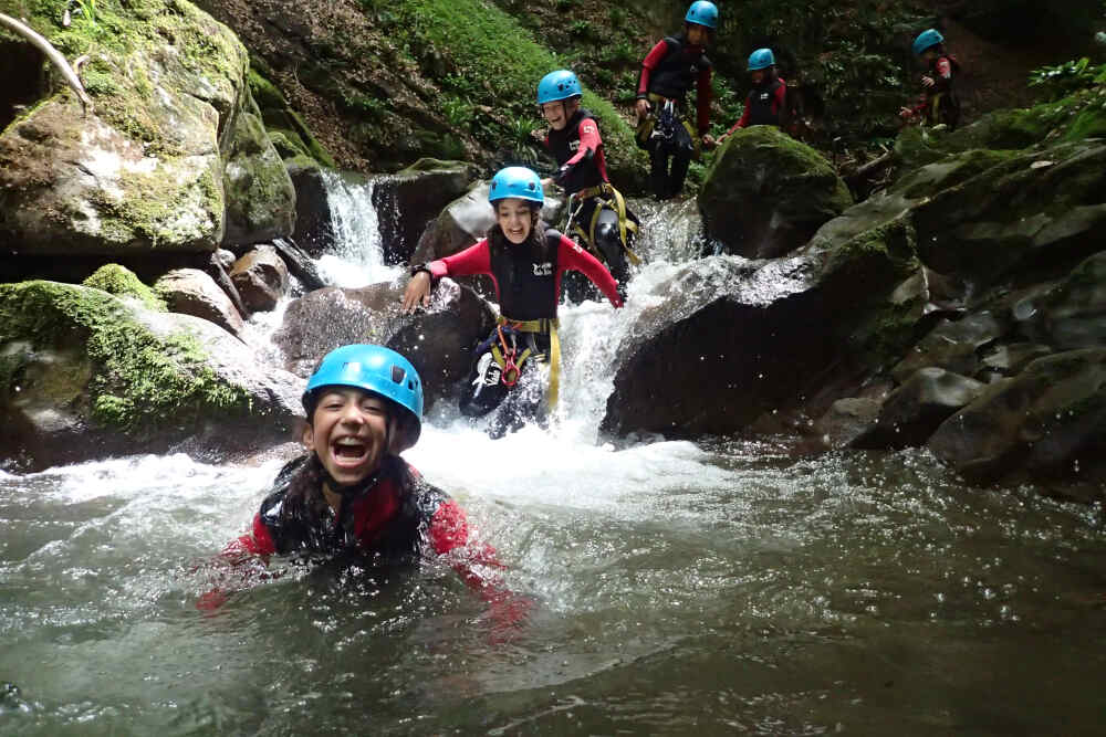 jeunes enfant en activité canyoning famille annecy