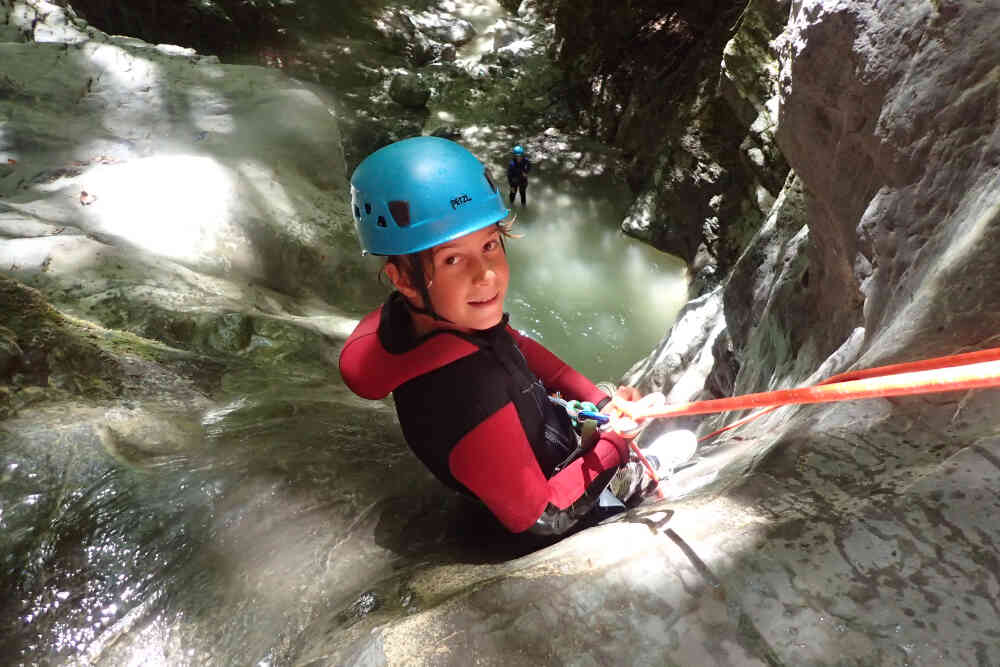 jeune garçon en rappel canyon annecy