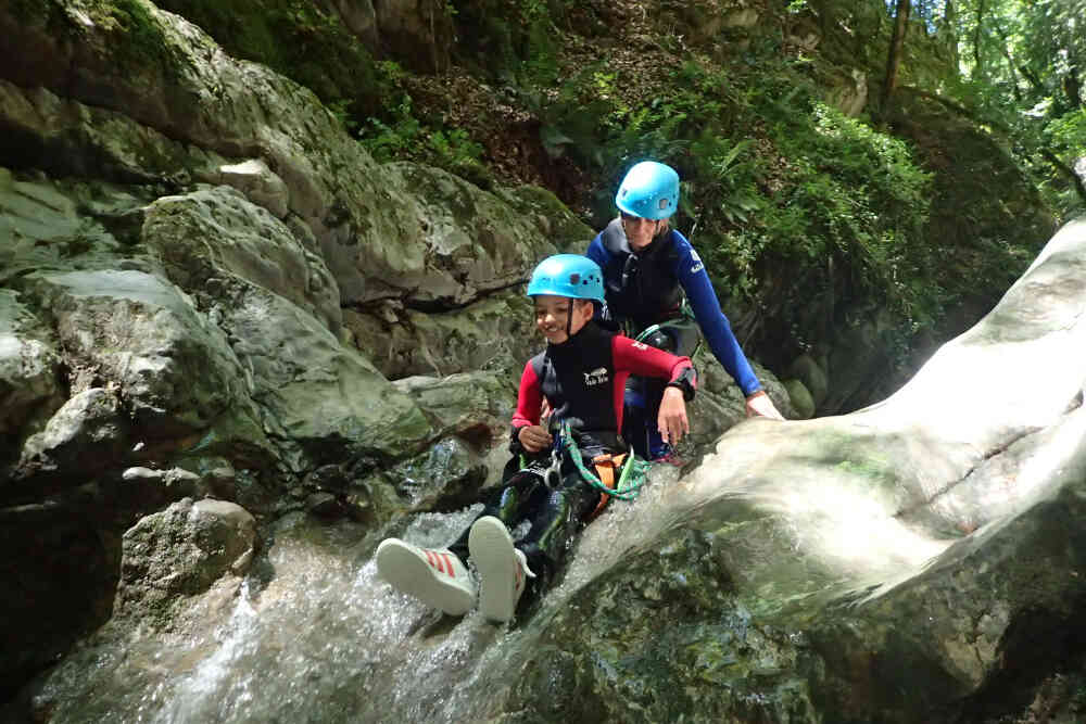 enfant qui fait un toboggan en canyon a annecy