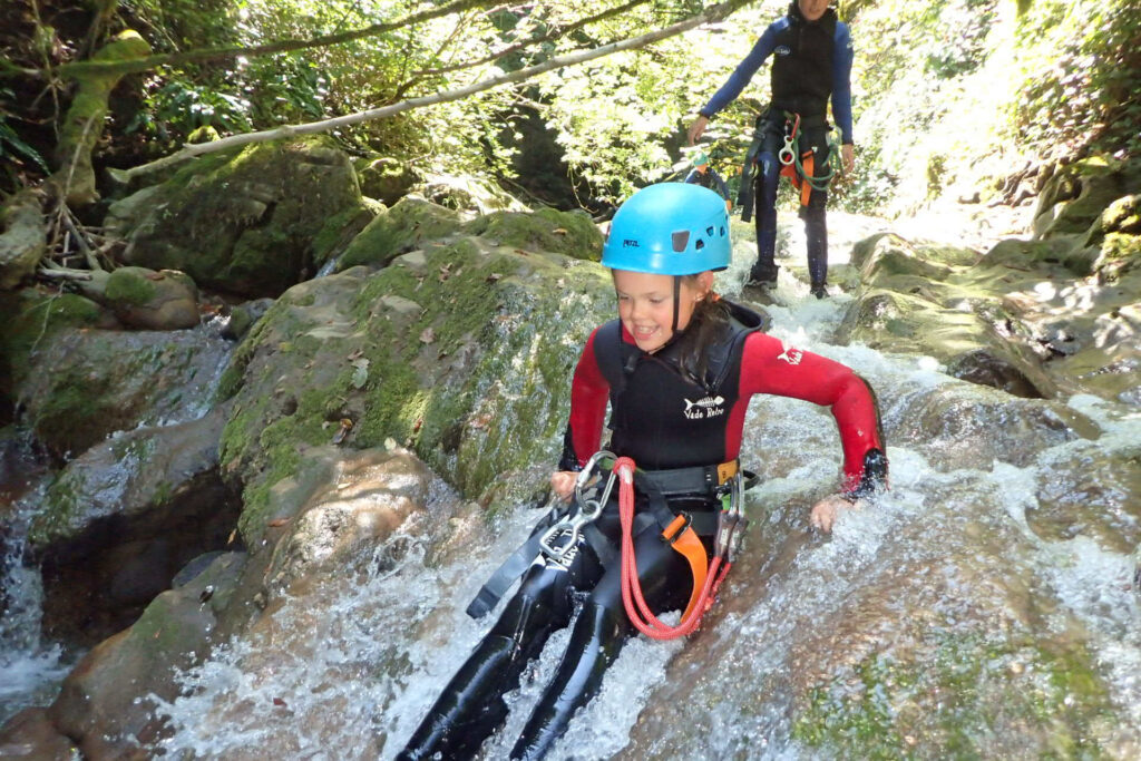 enfant en canyoning lathuile