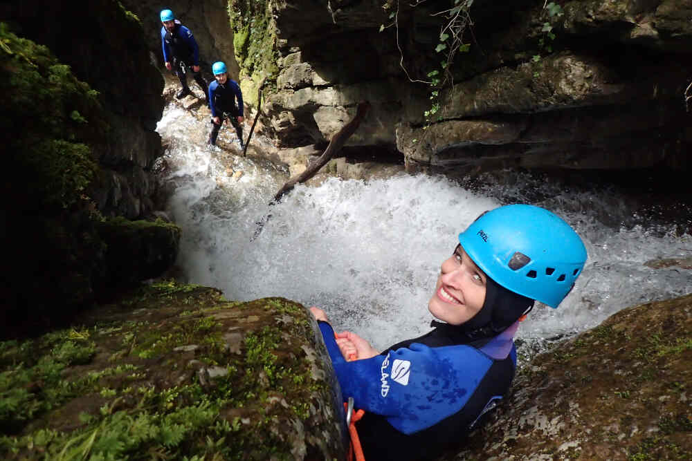 sourire d'une femme en canyoning annecy