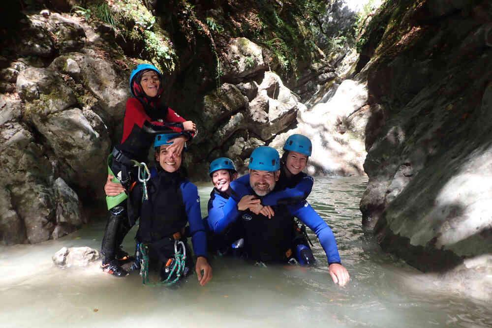 famille en canyoning a lathuile