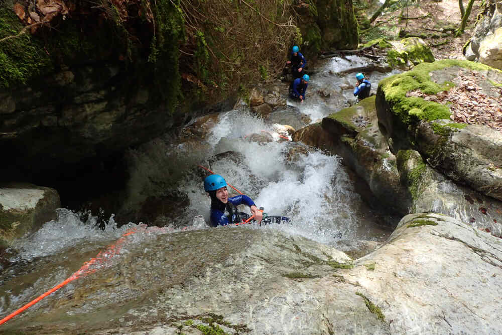 homme en toboggan au canyon du saut du moine annecy