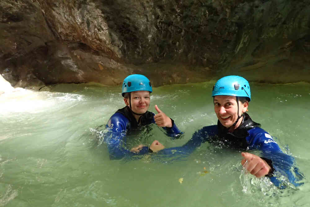 mère et fille en canyoning a lathuile