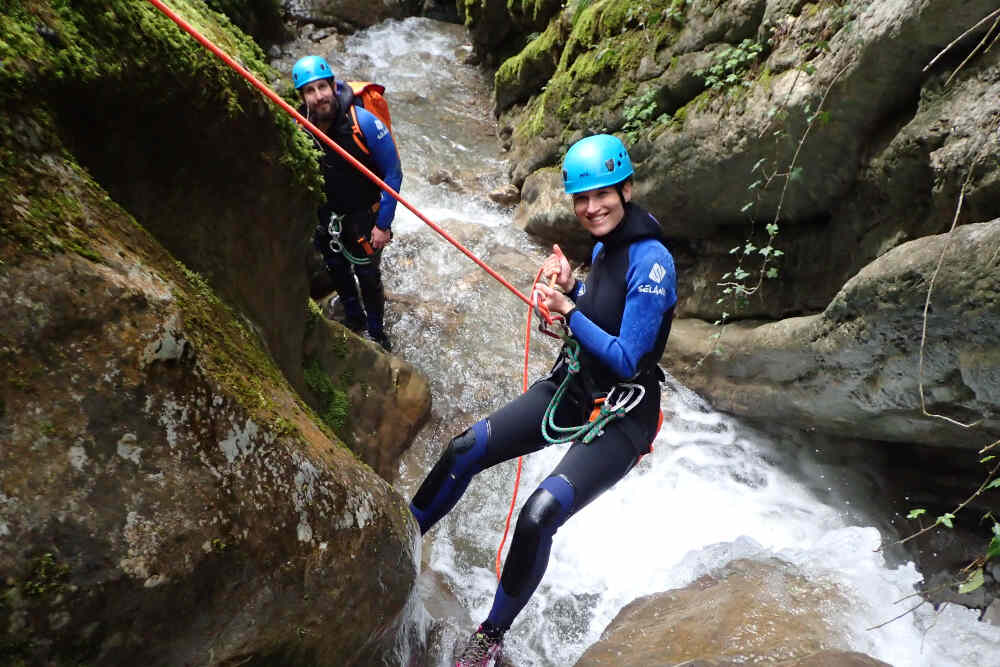 femme dans cascade canyoning annecy