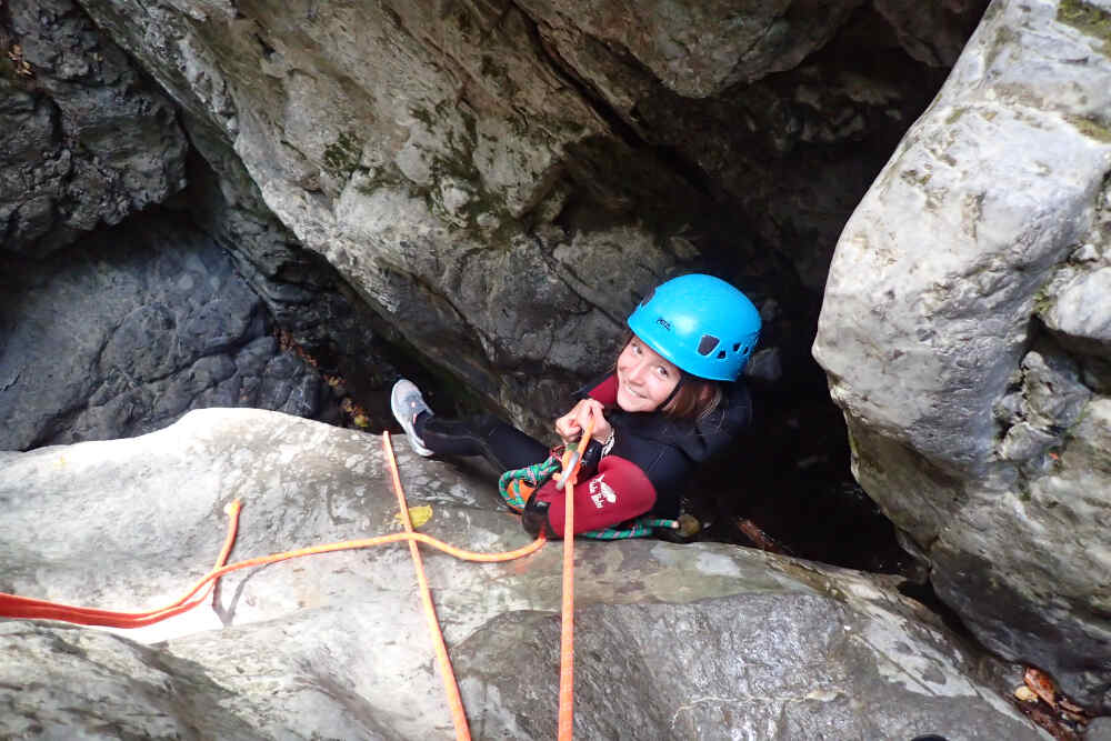 enfant en rappel canyon lathuile