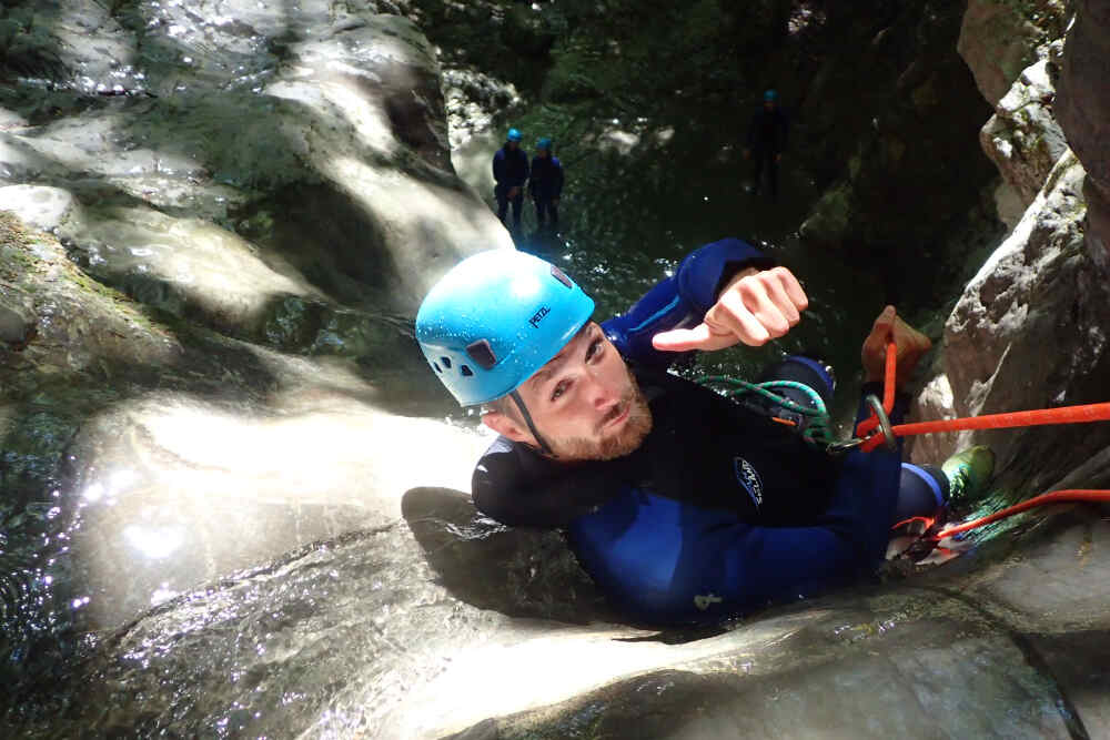 homme en rappel canyoning angon